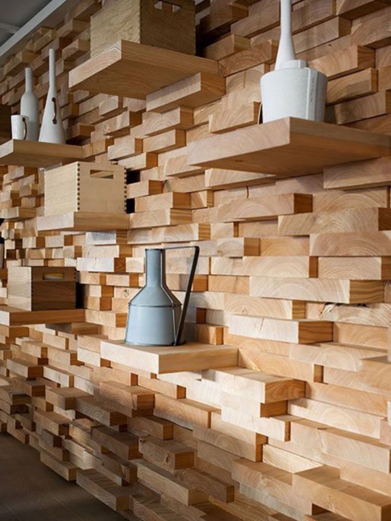 Декор стены из деревянных брусков