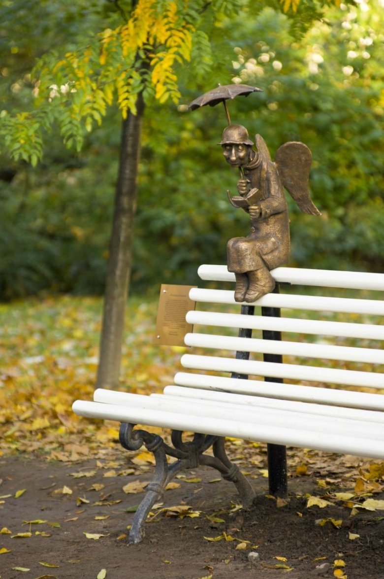 Измайловский парк ангел на скамейке