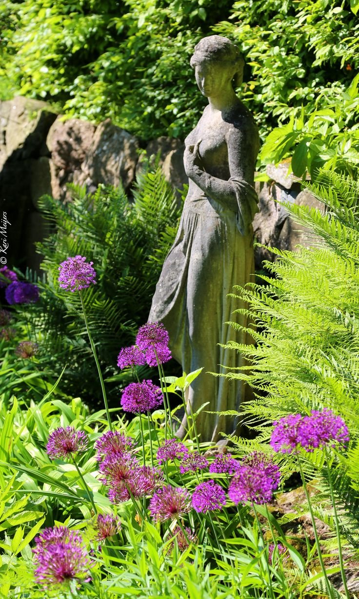 Маленькие скульптуры в саду