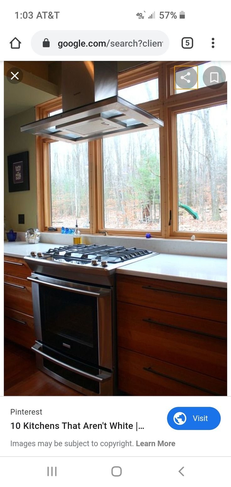 Плита у окна на кухне