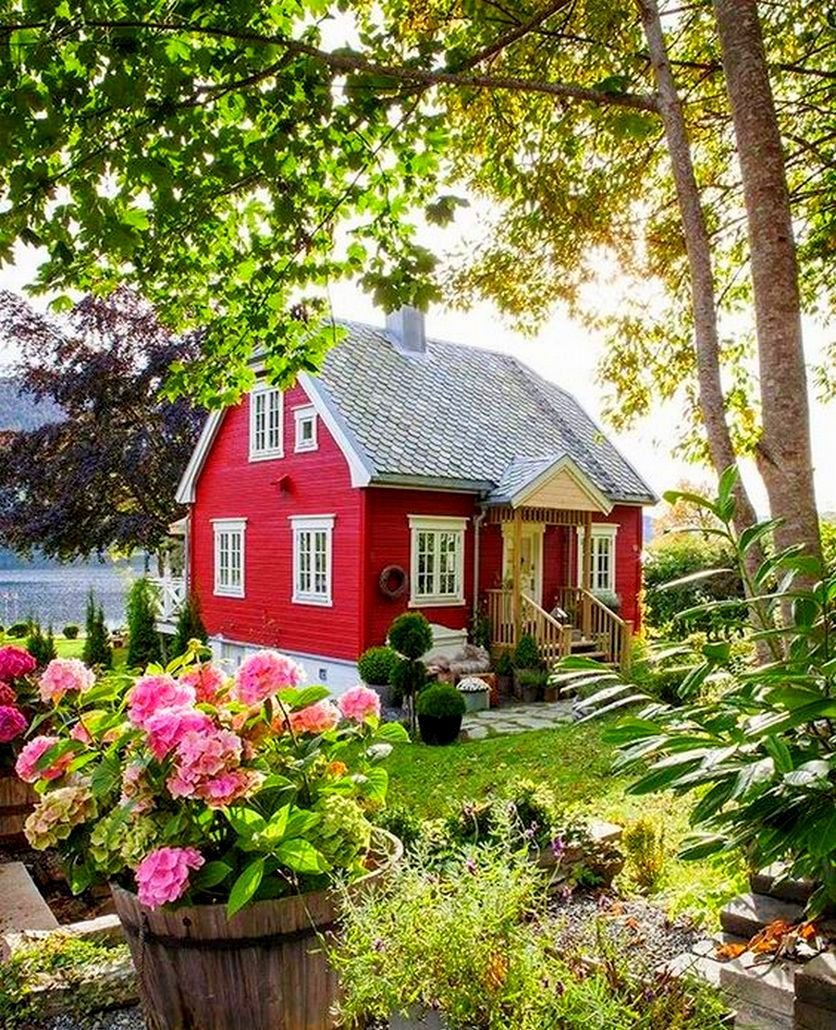 Маленький домик в саду
