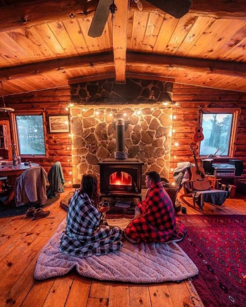 Уютный деревенский домик с печкой зимой