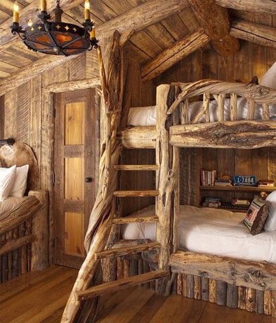 Спальня в деревенском стиле в деревянном доме