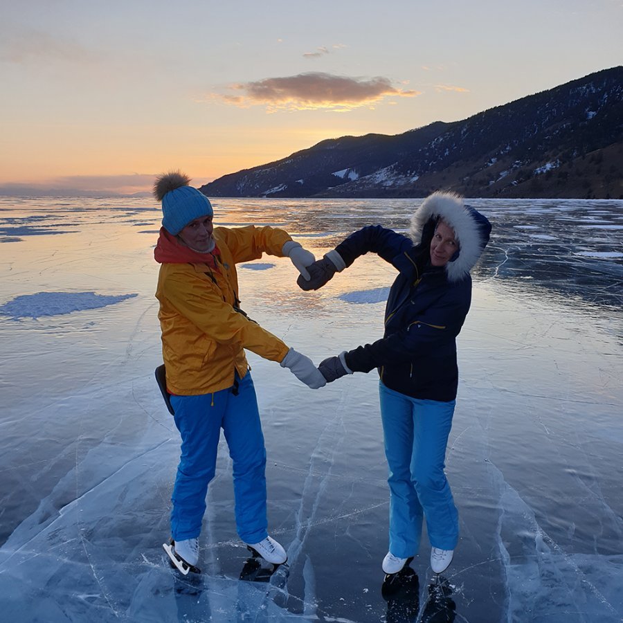 Пара на озере Байкал зимой романтик