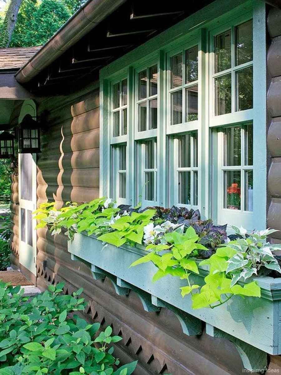 Бревенчатый дом с зелеными окнами