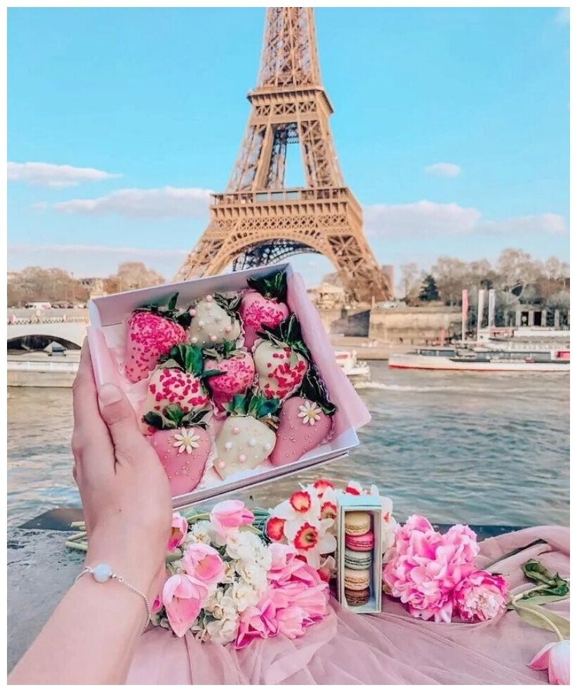 Девушка в Париже с цветами