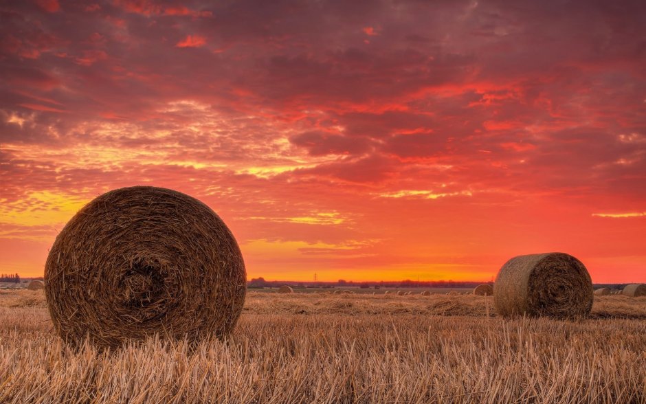 Закат в поле с сеном