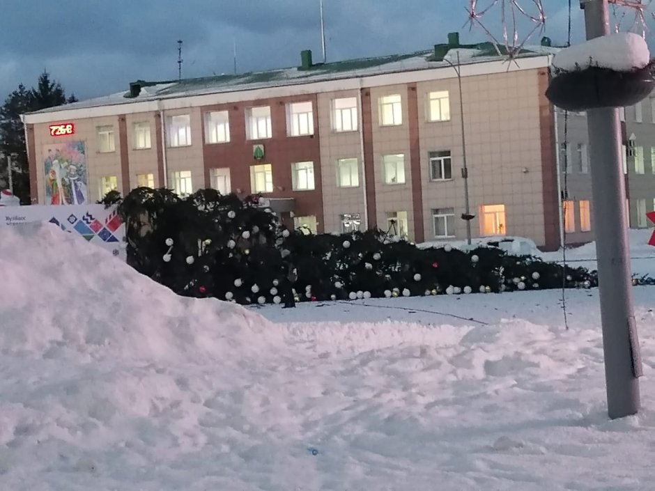 Кемерово рухнула Новогодняя елка на площади