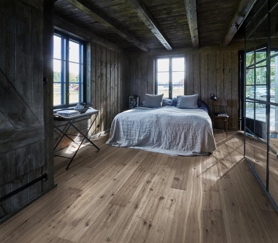 Серая спальня с деревянным полом