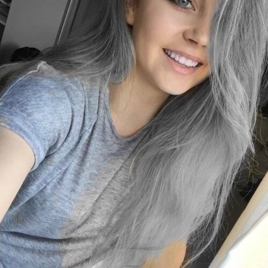 Девушка с серыми волосами