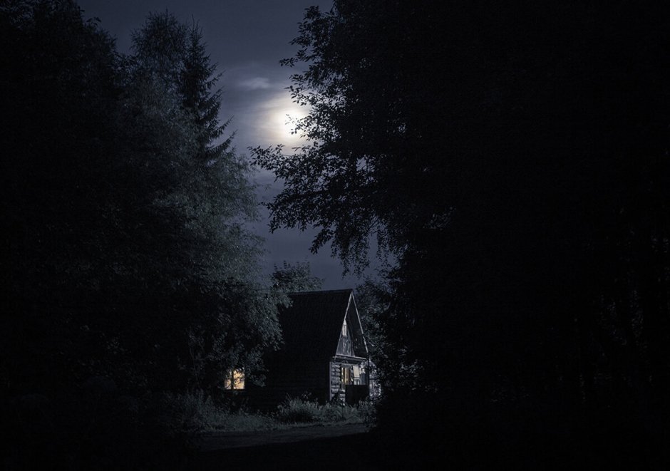 Домик в лесу ночью