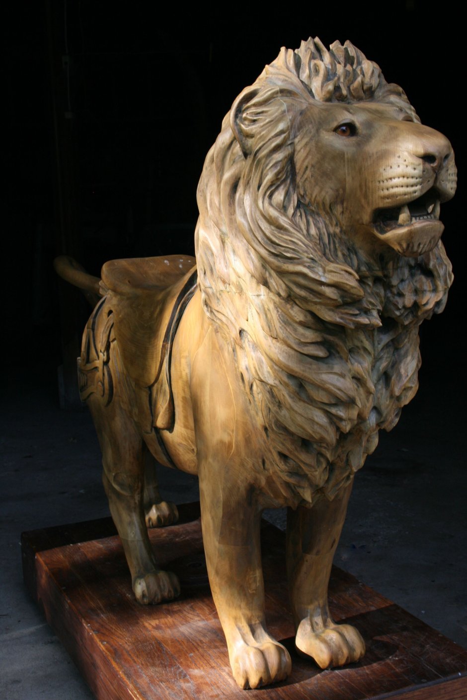 Фигура Льва из дерева