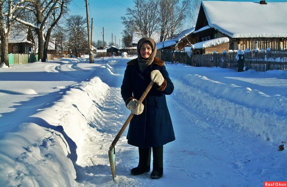 Жители деревни зимой