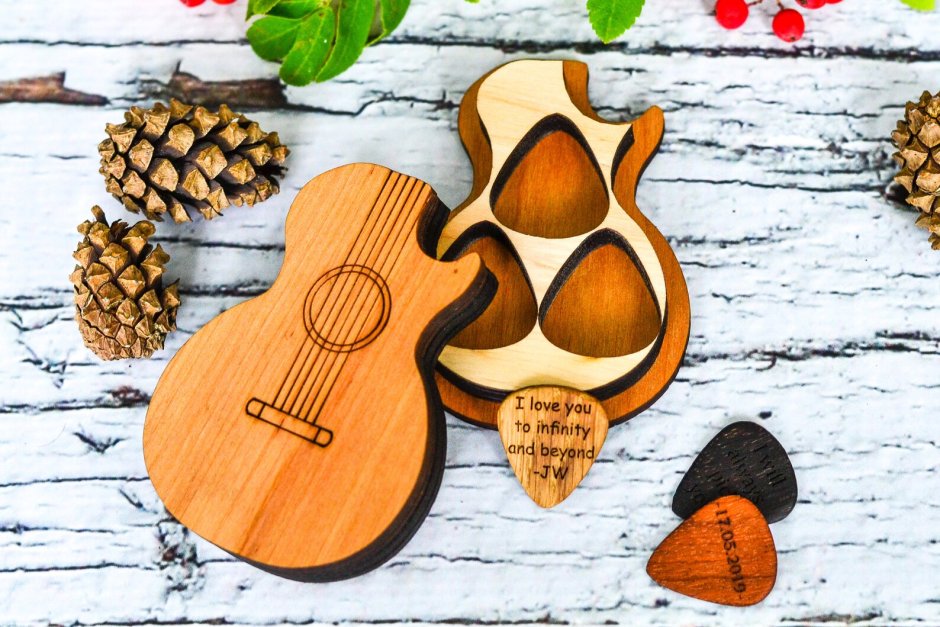 Подарок девушке музыканту из дерева