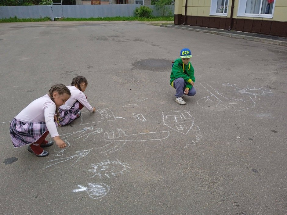 Рисование на асфальте в детском саду