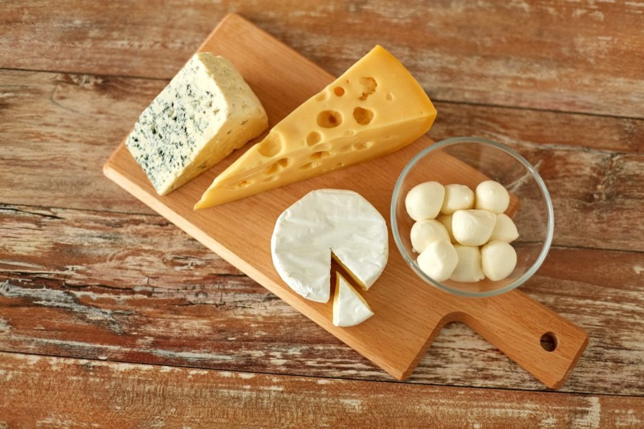 Сыр на деревянной доске