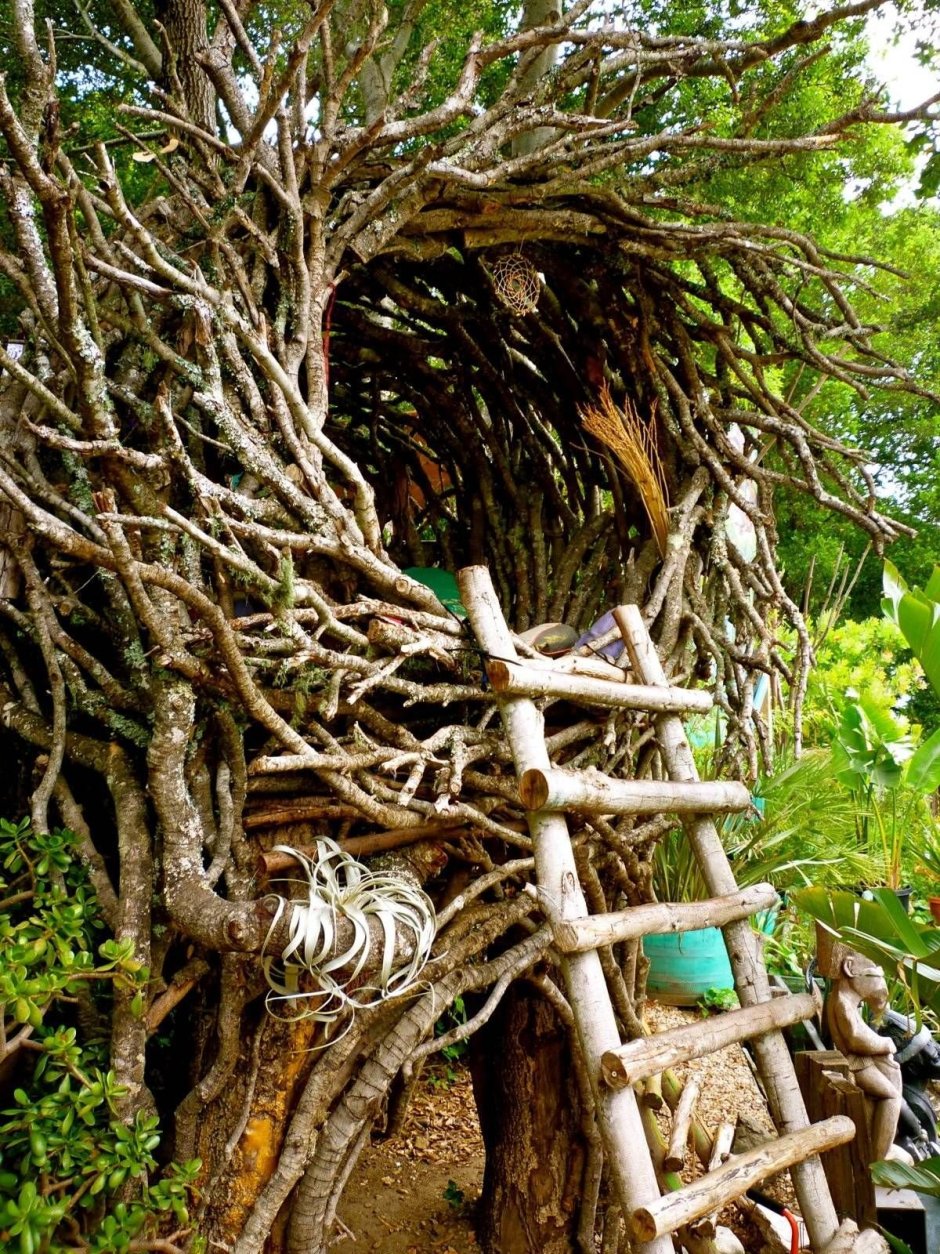 Домик на дереве из веток
