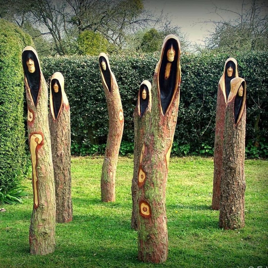 Скульптуры на стволах деревьев