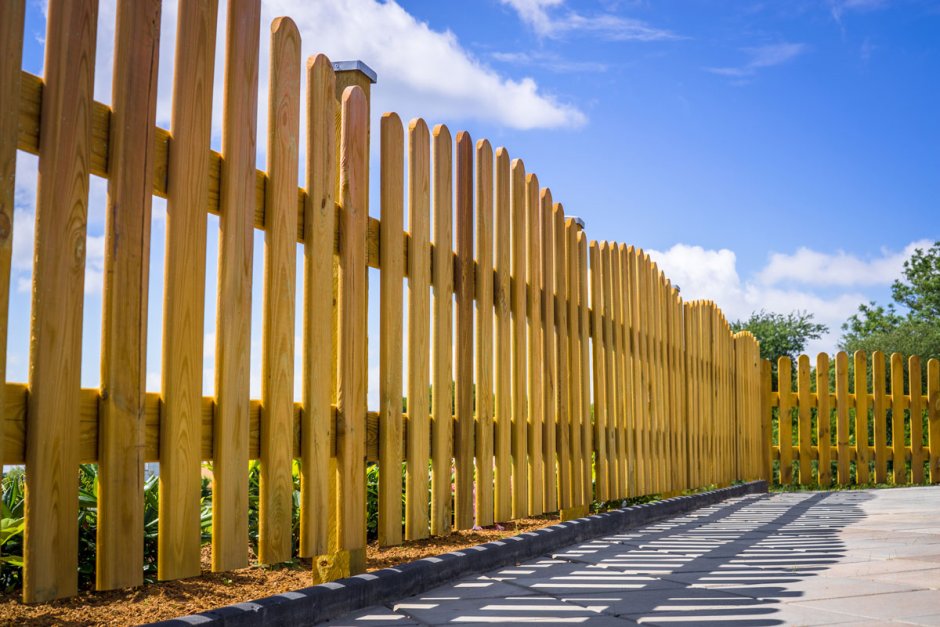 Современный деревянный забор