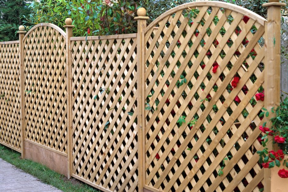 Решетчатый забор деревянный