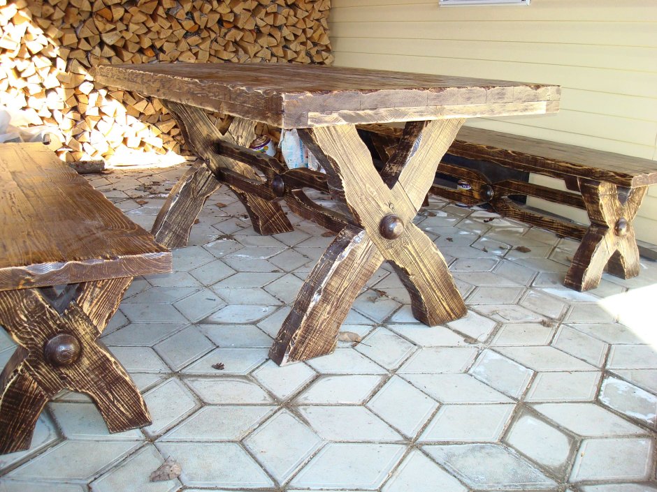 Состаренный стол из дерева