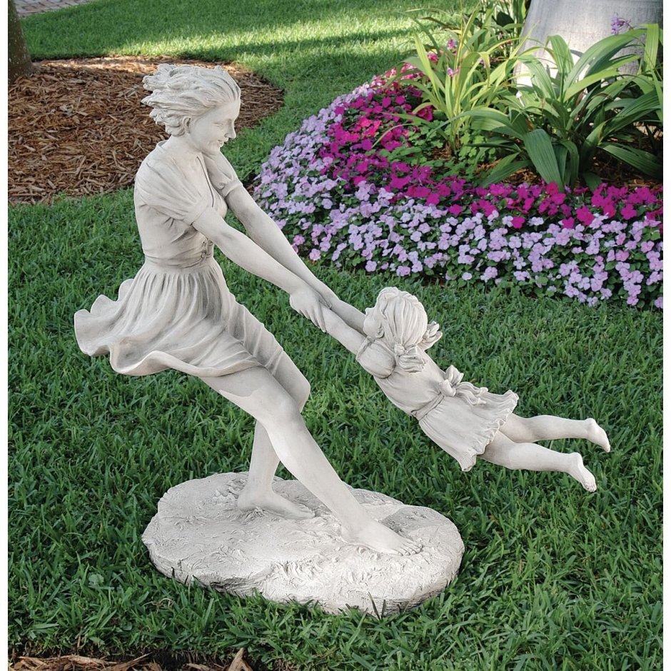 Современная скульптура в саду