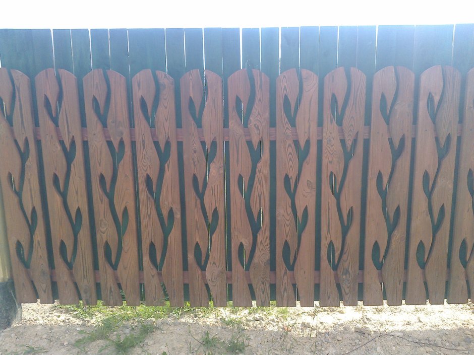 Фигурный деревянный забор