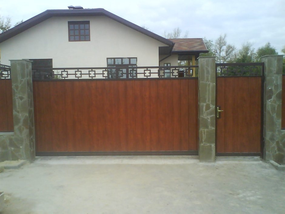 Забор с раздвижными воротами