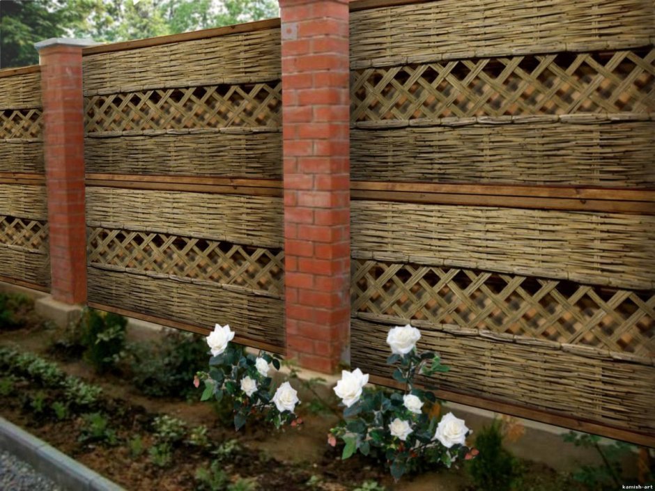 Декоративный плетеный забор из камыша