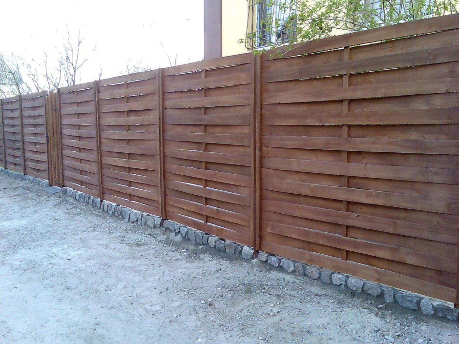 Забор из деревянных досок