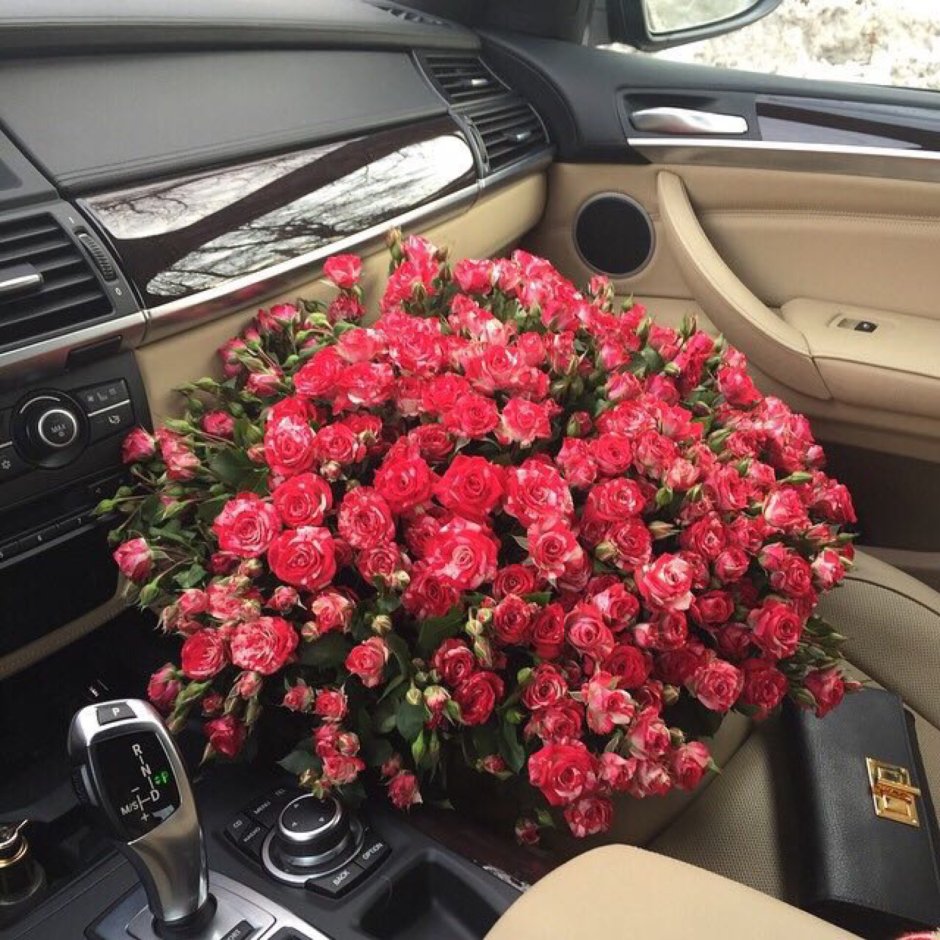 Букет роз в салоне машины