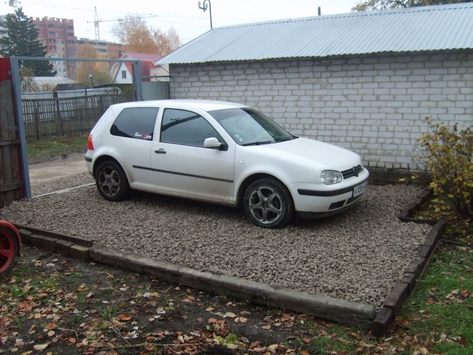 Площадка для машины на даче из щебня