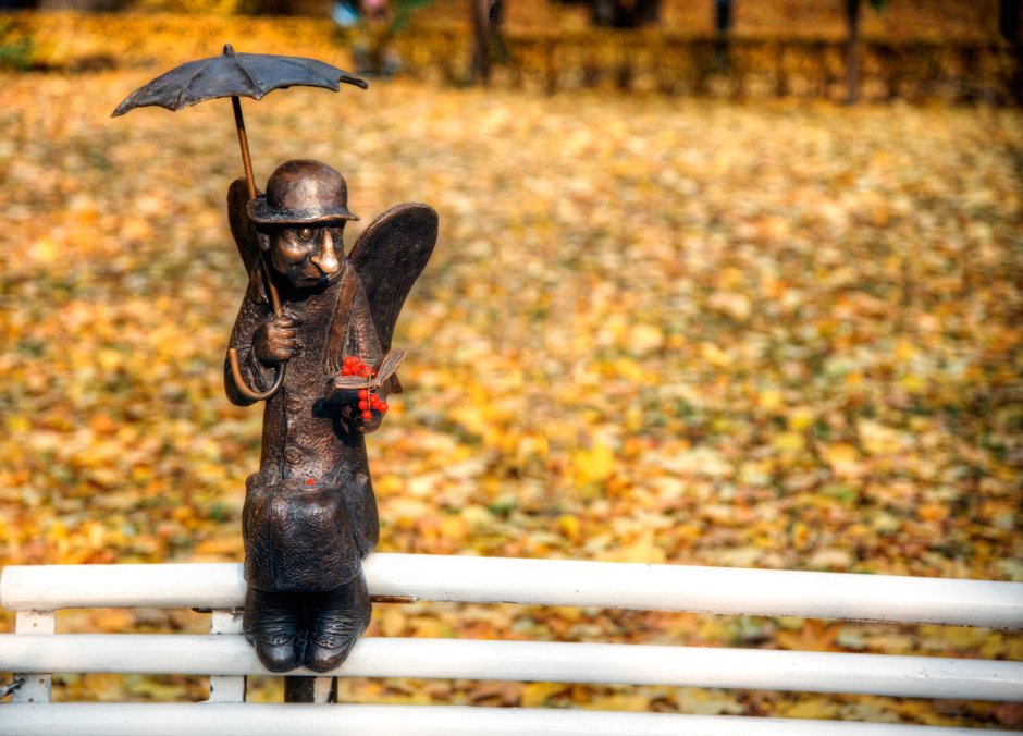 Скульптура Петербургский ангел в Измайловском саду