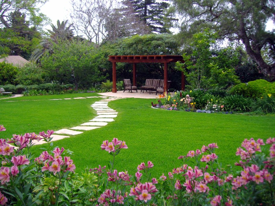 Красивый сад с газоном