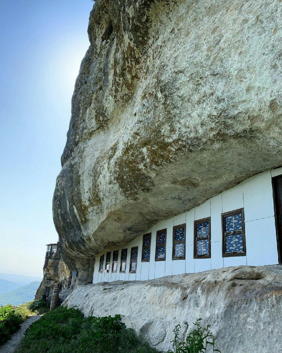 Мангуп Кале монастырь в скале