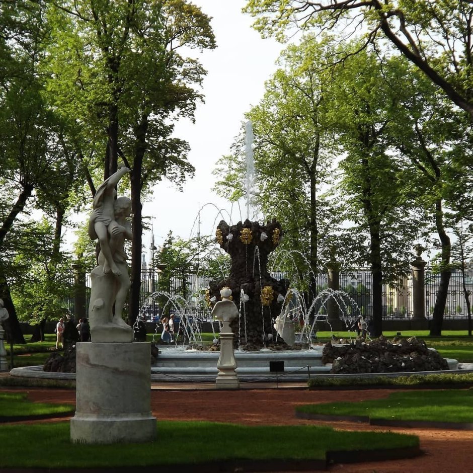 Памятник Крылову в летнем саду