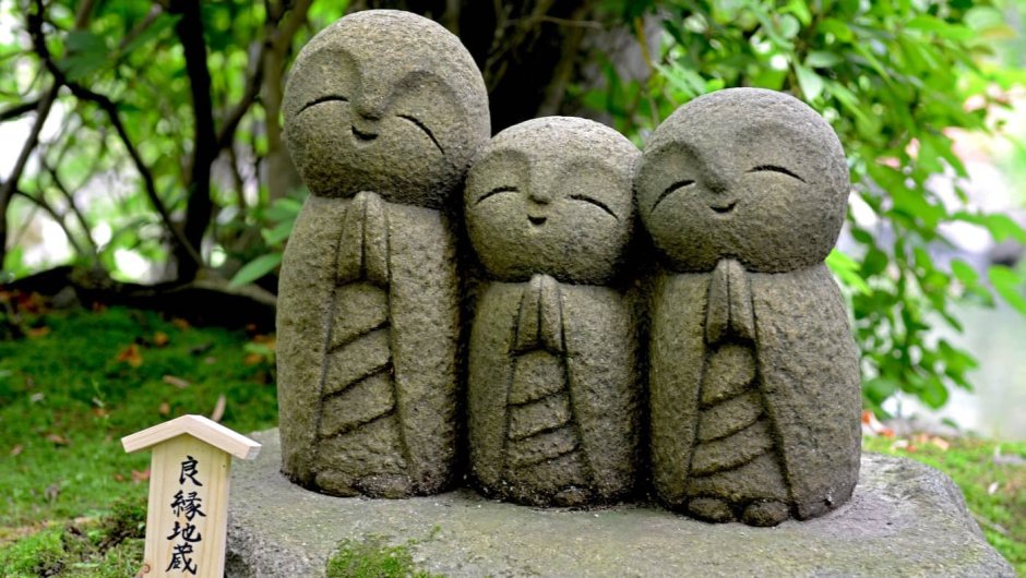 Статуи дзидзо каменные