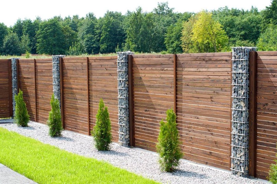 Стильный деревянный забор
