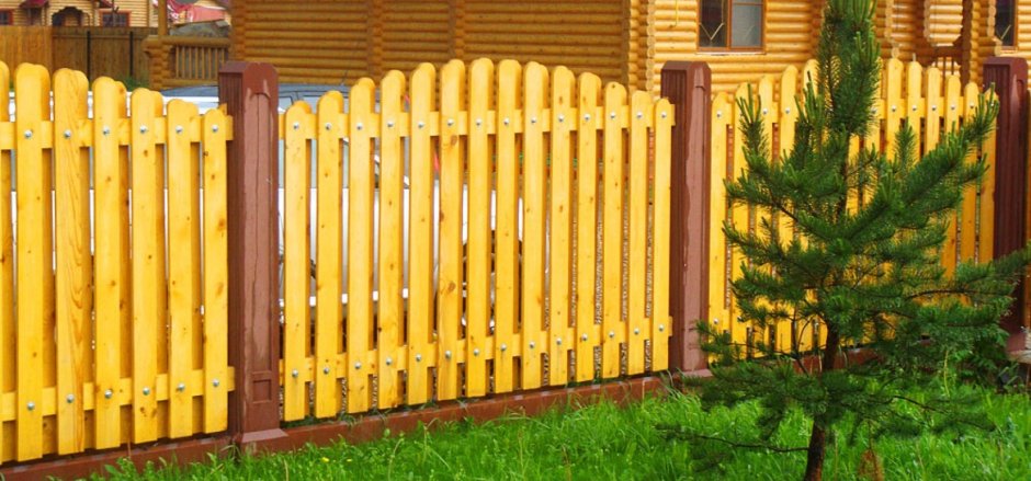 Красивый забор из штакетника деревянного