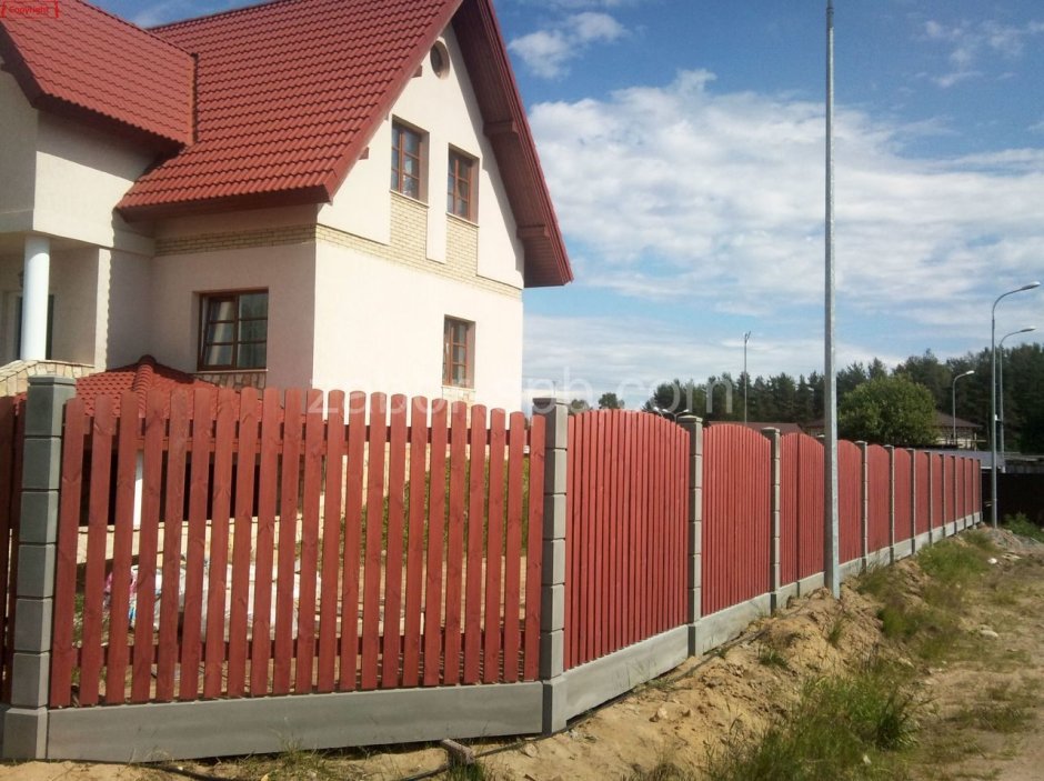 Бетонный забор со штакетником
