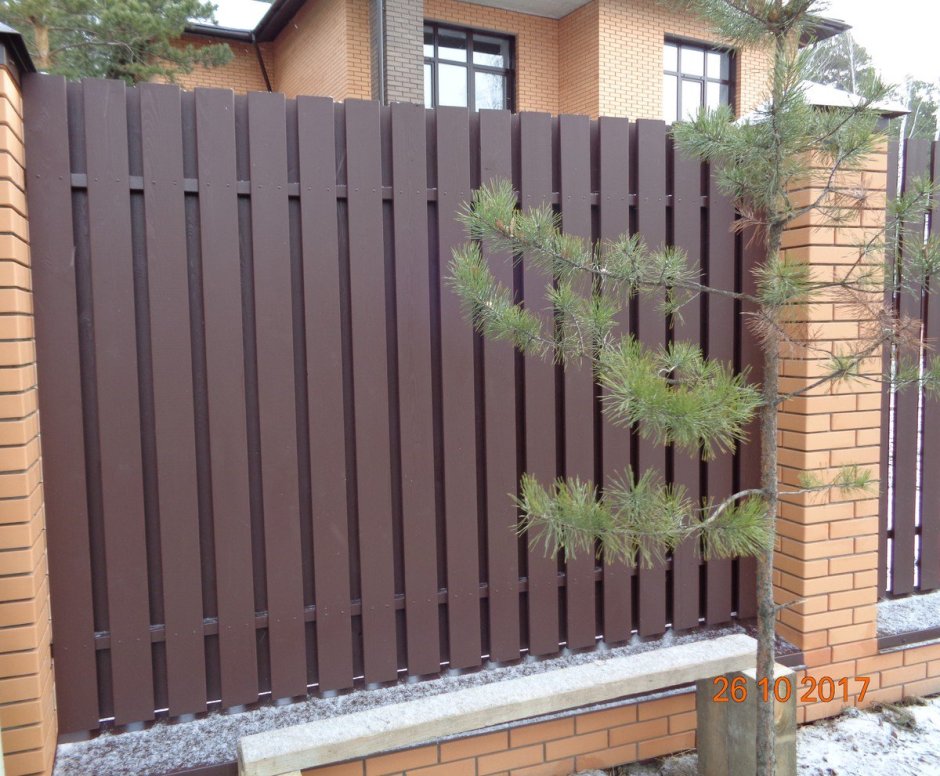 Забор из лиственницы вертикальный