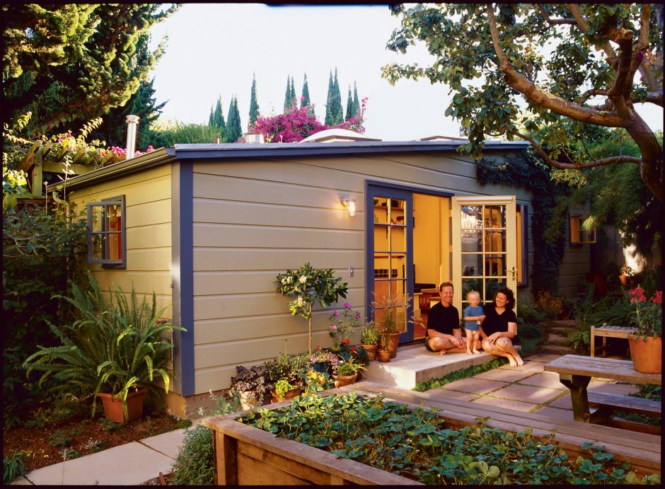 Красивый маленький домик с уютным двориком