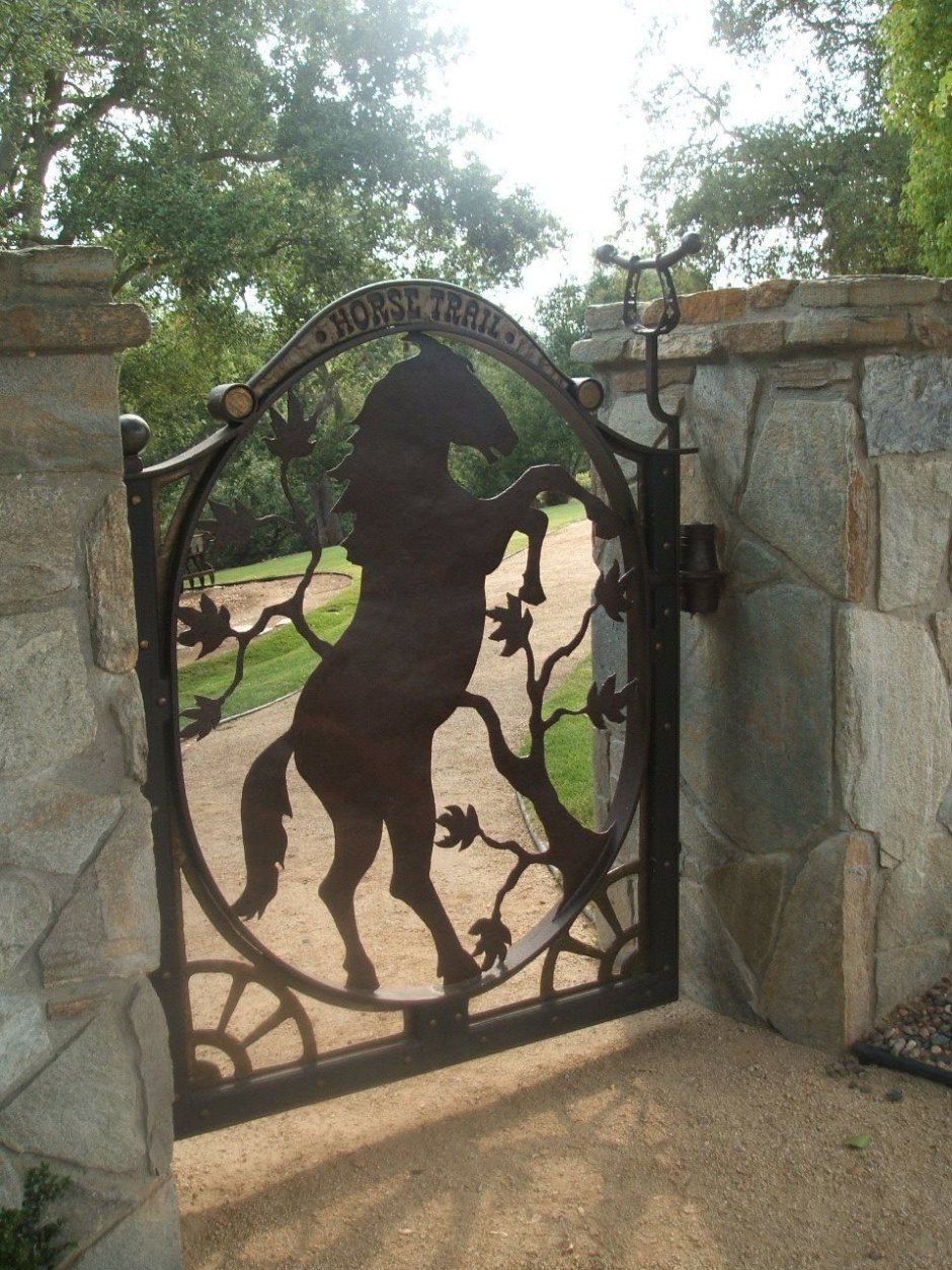 Кованые ворота с лошадьми