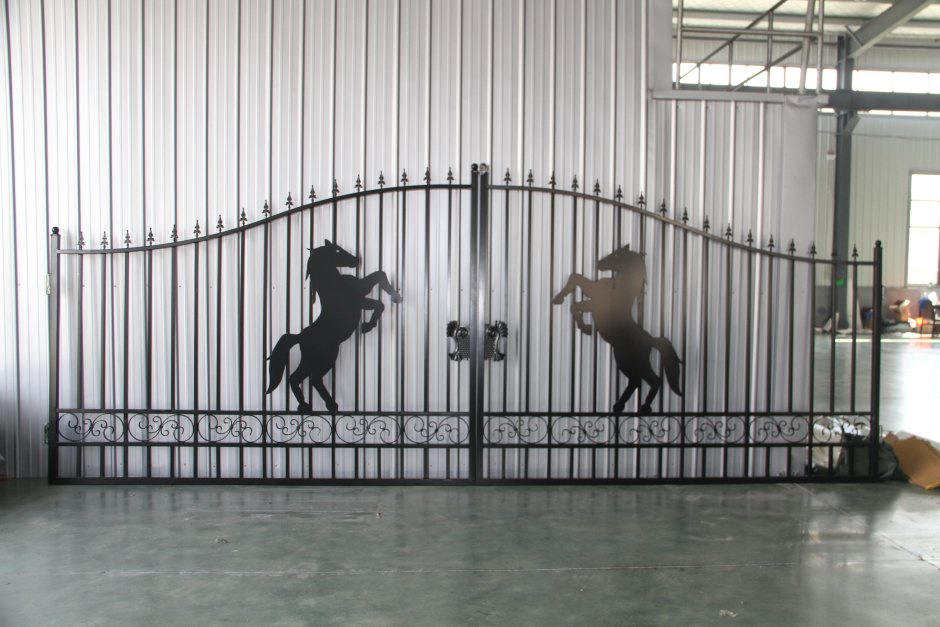 Металлические ворота с лошадьми