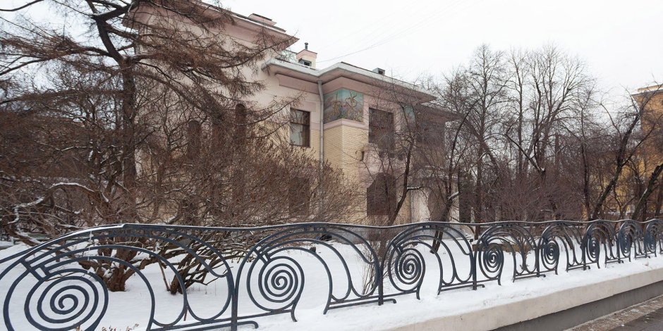 Дом с волнообразной лестницей в Москве