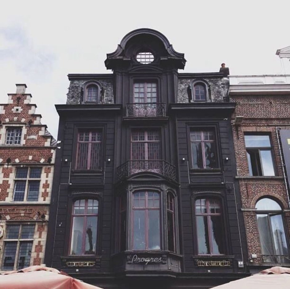Черное здание