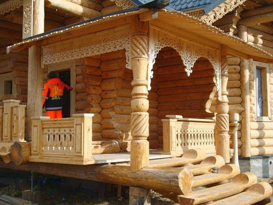 Деревянный дом украшенный резьбой