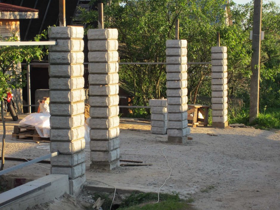 Столбы из бетонных блоков