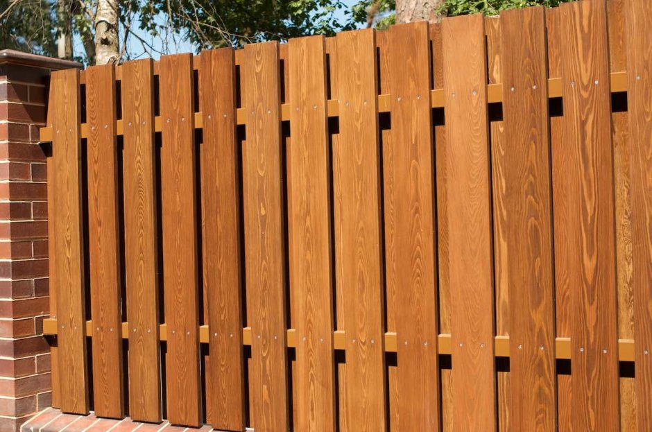 Забор деревянный вертикальный