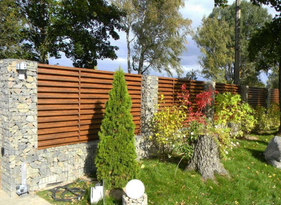Забор из габионов и дерева